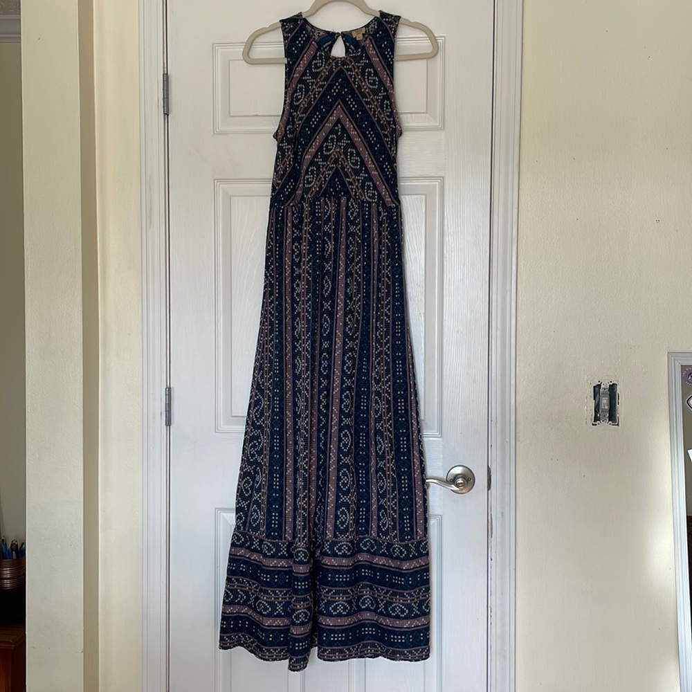 This dress is super cute!Its a size large!Its in great condition!